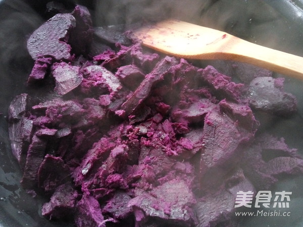 自制<a href=/shicai/shucai/ZiShu/index.html target=_blank><u>紫薯</u></a>馅的做法