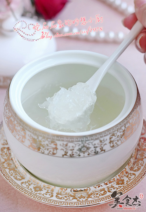 冰糖炖<a href=/shicai/yaoshi/YaWo/index.html target=_blank><u>燕窝</u></a>Rj.jpg