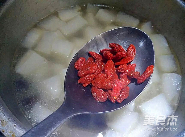 <a href=/shicai/rouqin/PaiGu/index.html target=_blank><u>排骨</u></a>红<a href=/shicai/guopin/Zao/index.html target=_blank><u>枣</u></a><a href=/shicai/shucai/LuoBo/index.html target=_blank><u>萝卜</u></a>汤的做法