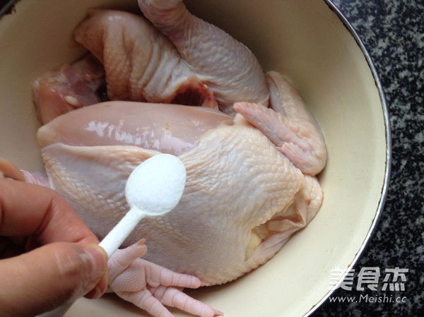 手撕<a href=/shicai/rouqin/SanHuangJi/index.html target=_blank><u>三黄鸡</u></a>(电饭锅版)的做法