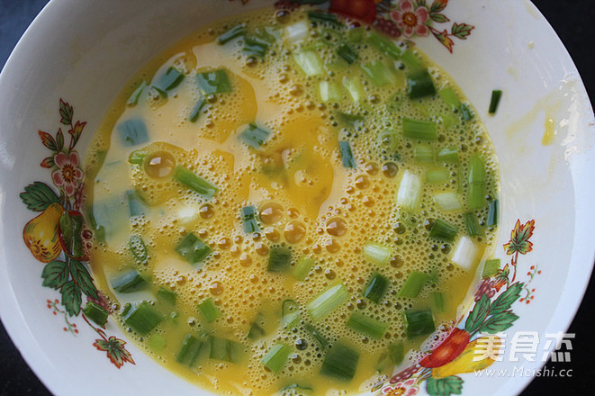 <a href=/shicai/rouqin/JiDan/index.html target=_blank><u>鸡蛋</u></a>炒腊肠的做法