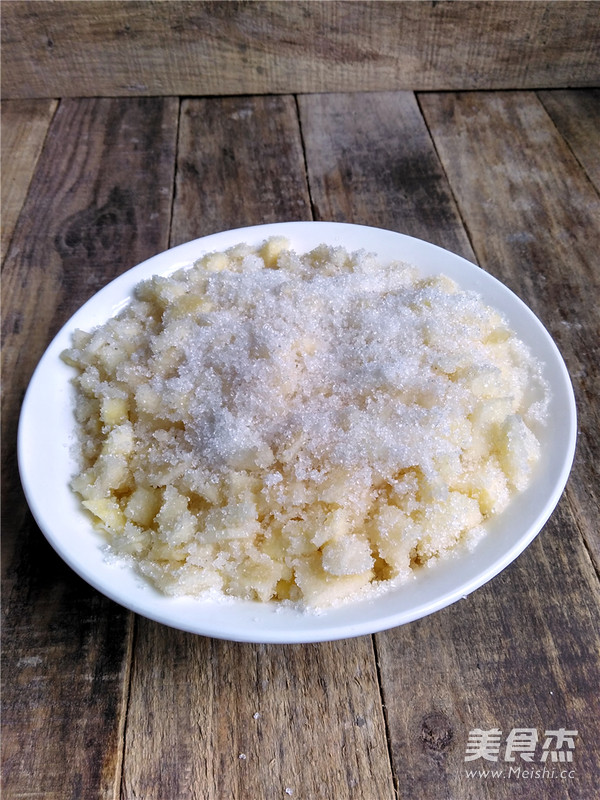 自制<a href=/shicai/guopin/PingGuo/index.html target=_blank><u>苹果</u></a>酱的做法