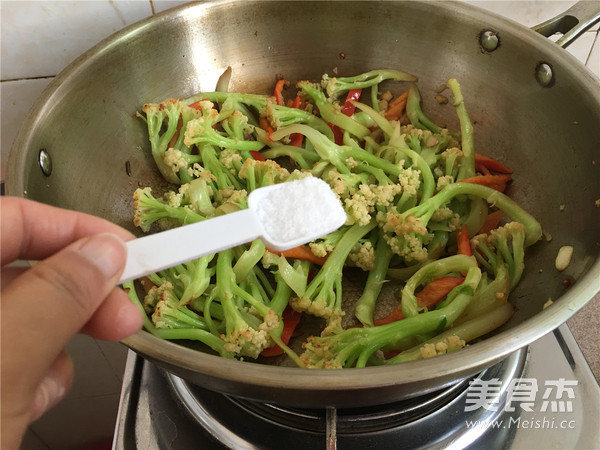 红椒炒<a href=/shicai/shucai/HuaCai/index.html target=_blank><u>花菜</u></a>的做法