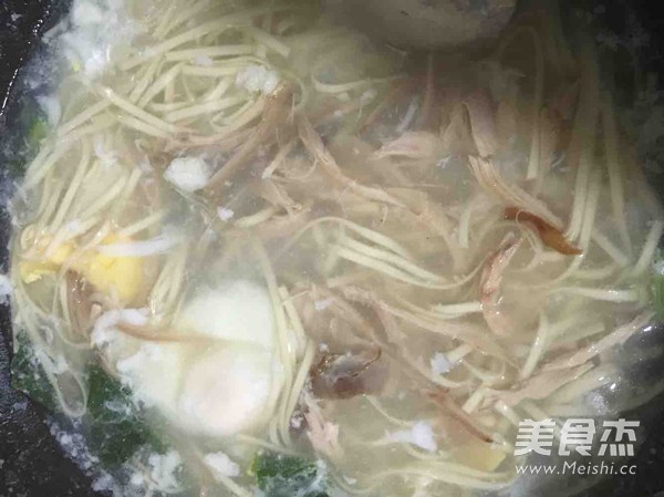 鸡丝<a href=/shicai/rouqin/JiDan/index.html target=_blank><u>鸡蛋</u></a>面的做法