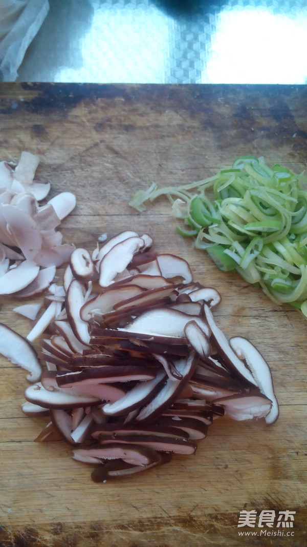 <a href=/shicai/rouqin/ZhengJi/index.html target=_blank><u>鸡肉</u></a>菌菇饺子的做法