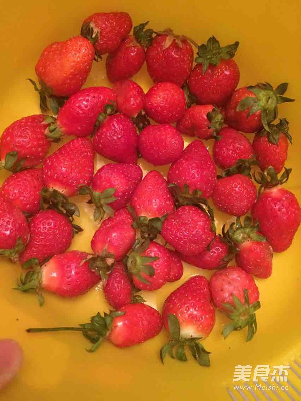 <a href=/shicai/guopin/CaoMei/index.html target=_blank><u>草莓</u></a><a href=/shicai/mimian/NiuNai/index.html target=_blank><u>牛奶</u></a>的做法