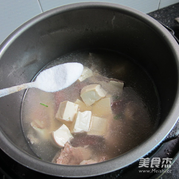 <a href=/shicai/rouqin/zhuXue/index.html target=_blank><u>猪<a href=/shicai/rouqin/Xue/index.html target=_blank><u>血</u></a></u></a><a href=/shicai/mimian/DouFu/index.html target=_blank><u>豆腐</u></a>猪骨汤的做法