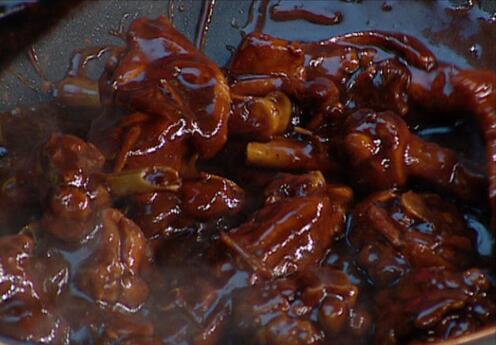 不用水烧的酱焖啤酒<a href=/shicai/rouqin/YaTui/index.html target=_blank><u>鸭腿</u></a>怎么做?