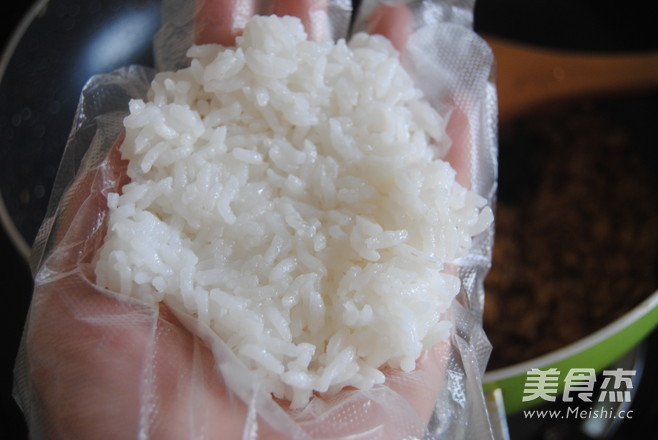 #恒大兴安<a href=/shicai/shucai/MoGu/index.html target=_blank><u>蘑菇</u></a>鸡饭团#的做法