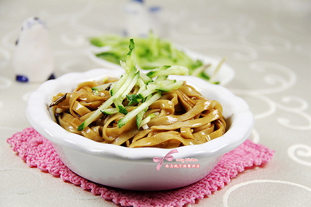老北京葱香<a href=/shicai/mimian/JiangYou/index.html target=_blank><u>酱油</u></a>汆面