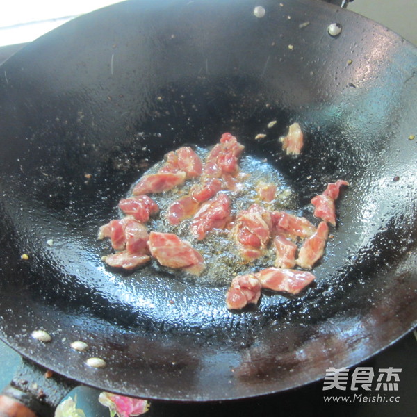白<a href=/shicai/shucai/LuoBo/index.html target=_blank><u>萝卜</u></a>丝炒肉的做法