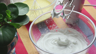 <a href=/shicai/mimian/NiuNai/index.html target=_blank><u>牛奶</u></a><a href=zt/qifengdg target=_blank><u>戚风蛋糕</u></a>