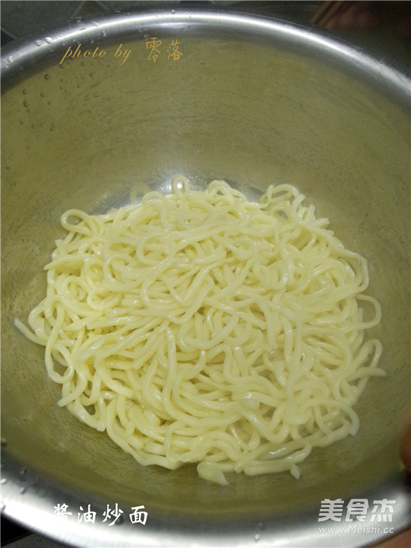 <a href=/shicai/mimian/JiangYou/index.html target=_blank><u>酱油</u></a>炒面的做法