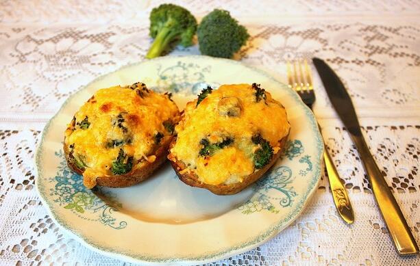 <a href=/shicai/shucai/XiLanHua/index.html target=_blank><u>西兰花</u></a><a href=/shicai/mimian/NaiLao/index.html target=_blank><u>奶酪</u></a>烤薯饼怎么做?