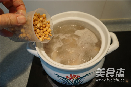 <a href=/shicai/rouqin/ZhuTi/index.html target=_blank><u>猪蹄</u></a><a href=/shicai/mimian/HuangDou/index.html target=_blank><u>黄豆</u></a><a href=/shicai/shucai/LianOu/index.html target=_blank><u>莲<a href=/shicai/shucai/Ou/index.html target=_blank><u>藕</u></a></u></a><a href=/shicai/shucai/ShanYao/index.html target=_blank><u>山药</u></a>煲的做法