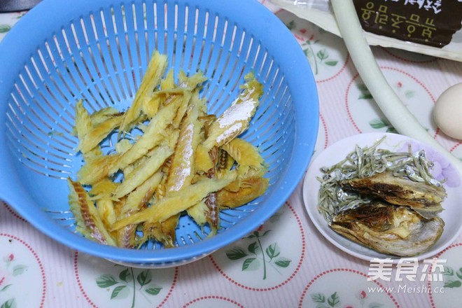 <a href=/shicai/shucai/HuangDouYa/index.html target=_blank><u><a href=/shicai/mimian/HuangDou/index.html target=_blank><u>黄豆</u></a>芽</u></a>明太鱼汤的做法