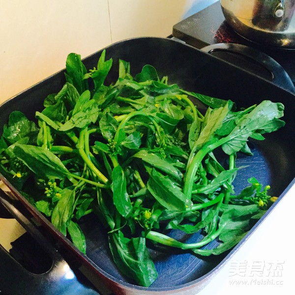 清炒<a href=/shicai/shucai/CaiXin/index.html target=_blank><u>菜心</u></a>的做法