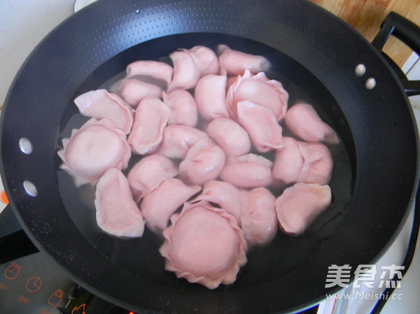 <a href=/shicai/guopin/HuoLongGuo/index.html target=_blank><u>火龙果</u></a>皮水饺的做法