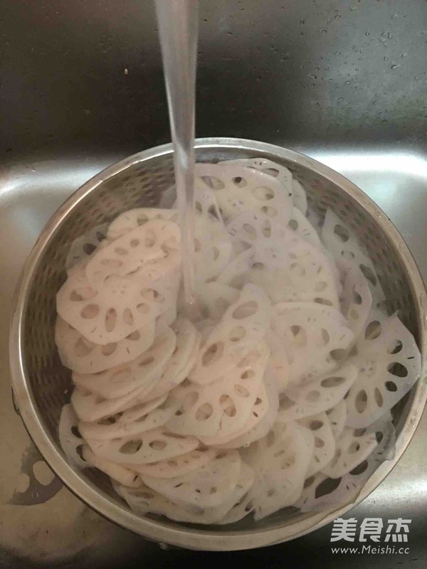 <a href=/shicai/guopin/NingMeng/index.html target=_blank><u>柠檬</u></a><a href=/shicai/shucai/Ou/index.html target=_blank><u>藕</u></a>片的做法