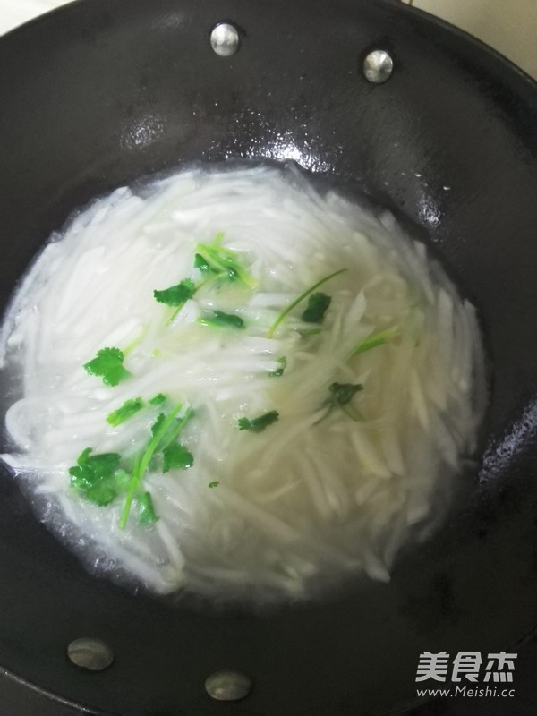 白<a href=/shicai/shucai/LuoBo/index.html target=_blank><u>萝卜</u></a>丝汤的做法