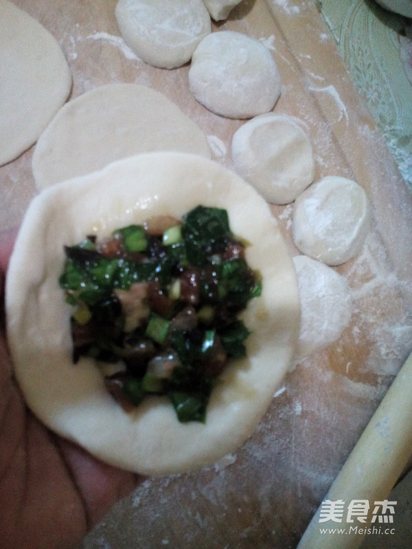 <a href=/shicai/shucai/JiuCai/index.html target=_blank><u>韭菜</u></a><a href=/shicai/shucai/MuEr/index.html target=_blank><u>木耳</u></a>虾仁馅饼的做法