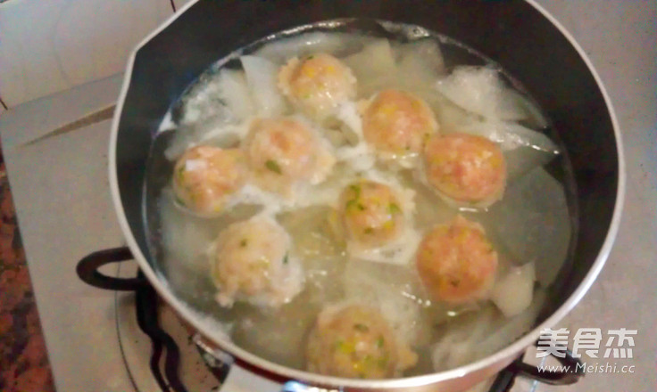 肉丸<a href=/shicai/shucai/LuoBo/index.html target=_blank><u>萝卜</u></a>清汤的做法