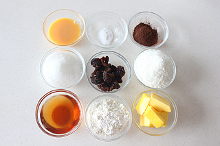 朗姆<a href=/shicai/guopin/PuTao/index.html target=_blank><u>葡萄</u></a>椰蓉饼干