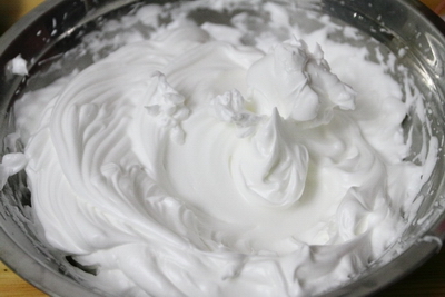 <a href=/shicai/mimian/SuanNai/index.html target=_blank><u>酸奶</u></a><a href=zt/qifengdg target=_blank><u>戚风蛋糕</u></a>步骤4