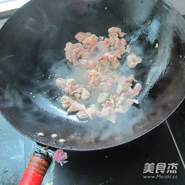 <a href=/shicai/shucai/XiQin/index.html target=_blank><u>西芹</u></a><a href=/shicai/shucai/QingJiao/index.html target=_blank><u>青椒</u></a>肉丝的做法