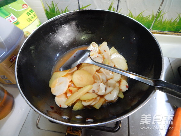 香辣<a href=/shicai/shucai/XingBaoGu/index.html target=_blank><u><a href=/shicai/guopin/Xing/index.html target=_blank><u>杏</u></a>鲍菇</u></a>炒<a href=/shicai/shucai/TuDou/index.html target=_blank><u>土豆</u></a>片的做法