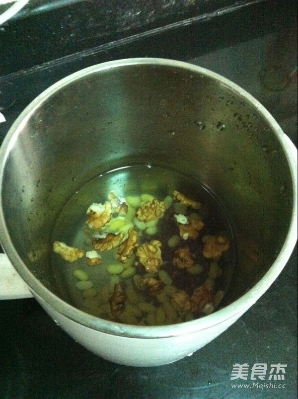 核<a href=/shicai/guopin/Tao/index.html target=_blank><u>桃</u></a><a href=/shicai/mimian/HongDou/index.html target=_blank><u>红豆</u></a><a href=/shicai/mimian/DouJiang/index.html target=_blank><u>豆浆</u></a>的做法