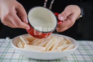 <a href=/shicai/shucai/LianOu/index.html target=_blank><u>莲<a href=/shicai/shucai/Ou/index.html target=_blank><u>藕</u></a></u></a><a href=/shicai/mimian/QiSi/index.html target=_blank><u>起司</u></a>烧