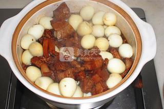 <a href=/shicai/shuichanpin/MoYu/index.html target=_blank><u>墨鱼</u></a>干<a href=/shicai/rouqin/AnChun/index.html target=_blank><u>鹌鹑</u></a>蛋红烧肉