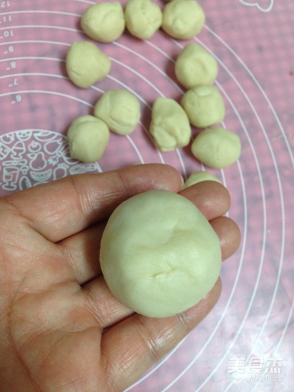 自制<a href=/shicai/mimian/LvDou/index.html target=_blank><u>绿豆</u></a>饼的做法