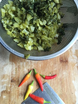 水碌菜炒<a href=/shicai/rouqin/WuHuaRou/index.html target=_blank><u>五花肉</u></a>