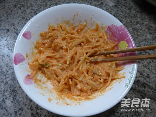 <a href=/shicai/rouqin/JiDan/index.html target=_blank><u>鸡蛋</u></a>泡菜<a href=/shicai/shucai/TuDou/index.html target=_blank><u>土豆</u></a>丝饼的做法