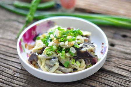 凉拌蒸<a href=/shicai/shucai/QieZi/index.html target=_blank><u>茄子</u></a>