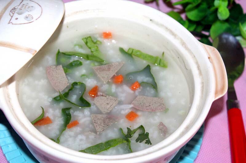 <a href=/shicai/rouqin/ZhuGan/index.html target=_blank><u>猪肝</u></a>粥的做法2