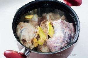 拍<a href=/shicai/shucai/HuangGua/index.html target=_blank><u>黄瓜</u></a>拌<a href=/shicai/rouqin/ZhuJian/index.html target=_blank><u>猪腱</u></a>子肉步骤1