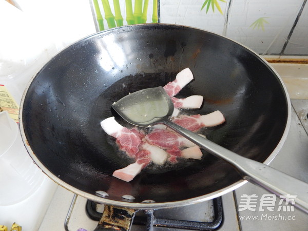 香辣<a href=/shicai/shucai/TuDou/index.html target=_blank><u>土豆</u></a>蒜苔炒肉的做法