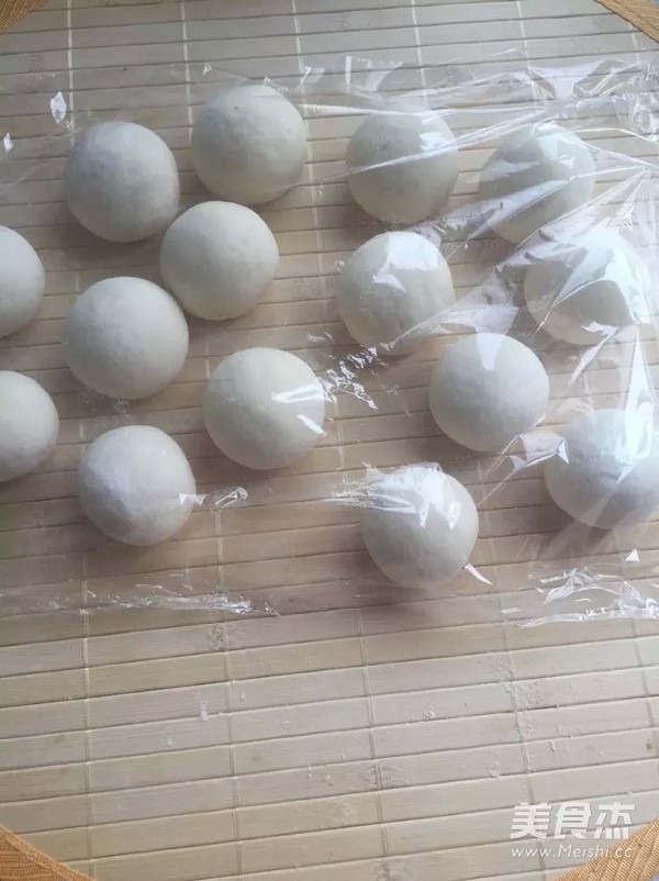 萌哒哒~寿<a href=/shicai/guopin/Tao/index.html target=_blank><u>桃</u></a>馒头的做法