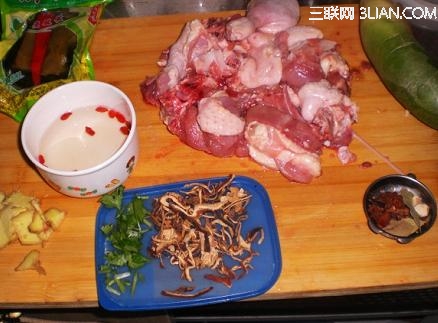 酸菜<a href=/shicai/shucai/LuoBo/index.html target=_blank><u>萝卜</u></a>老鸭煲