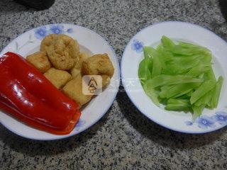 红椒油<a href=/shicai/mimian/DouFu/index.html target=_blank><u>豆腐</u></a>炒<a href=/shicai/shucai/WoSun/index.html target=_blank><u>莴笋</u></a>