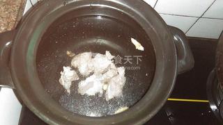 <a href=/shicai/rouqin/PaiGu/index.html target=_blank><u>排骨</u></a>白<a href=/shicai/shucai/LuoBo/index.html target=_blank><u>萝卜</u></a>汤