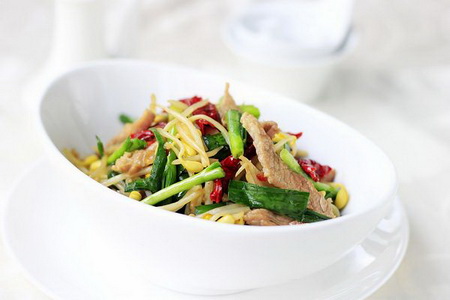 <a href=/shicai/shucai/HuangDouYa/index.html target=_blank><u><a href=/shicai/mimian/HuangDou/index.html target=_blank><u>黄豆</u></a>芽</u></a><a href=/shicai/shucai/JiuCai/index.html target=_blank><u>韭菜</u></a>辣皮子炒肉