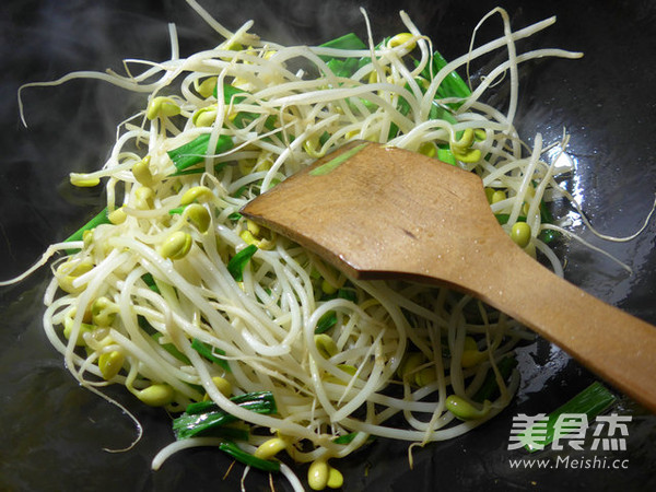 <a href=/shicai/rouqin/E/index.html target=_blank><u>鹅</u></a>肠炒<a href=/shicai/shucai/HuangDouYa/index.html target=_blank><u><a href=/shicai/mimian/HuangDou/index.html target=_blank><u>黄豆</u></a>芽</u></a>的做法