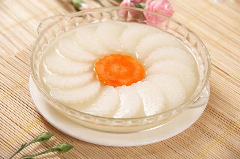 白<a href=/shicai/shucai/LuoBo/index.html target=_blank><u>萝卜</u></a>汤的做法1