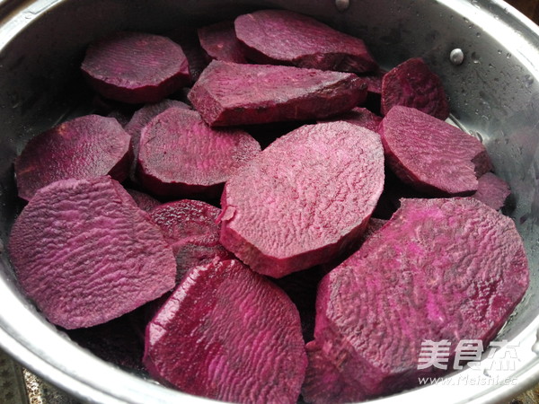自制<a href=/shicai/shucai/ZiShu/index.html target=_blank><u>紫薯</u></a>馅的做法