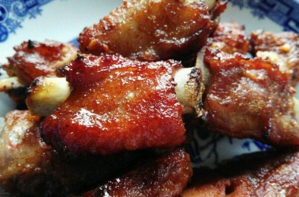 喷香诱人的烤蜜汁<a href=/shicai/rouqin/PaiGu/index.html target=_blank><u>排骨</u></a>怎么做?