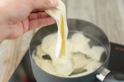 <a href=/shicai/mimian/JiaoZiPi/index.html target=_blank><u>饺子皮</u></a>油泼扯面步骤4